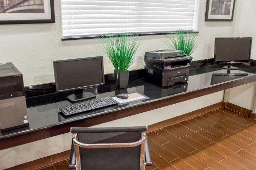 Sleep Inn & Suites Center image 8